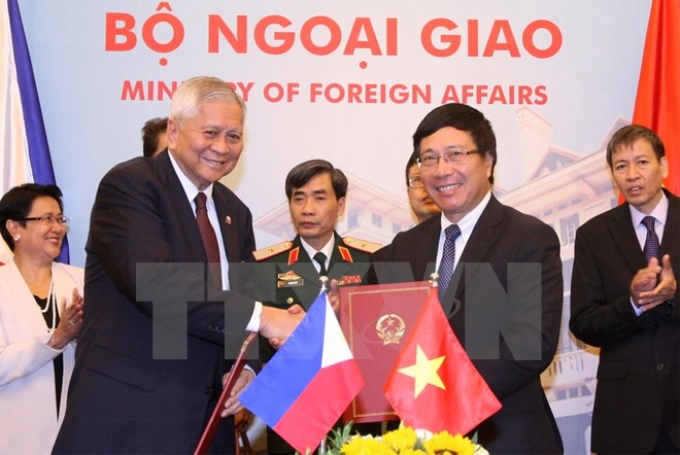 Phó Thủ tướng, Bộ trưởng Ngoại giao Phạm Bình Minh và Bộ trưởng Ngoại giao Philippines Albert Del F.Rosario ký Biên bản cuộc họp. (Ảnh: Thống Nhất/TTXVN)